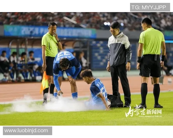 足球巨星浴火归来再度踏上绿茵赛场点燃无数球迷热情梦想